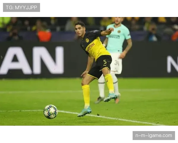 “阿什拉夫攻防兼备诠释新式边卫 全能表现引领足坛战术革新”