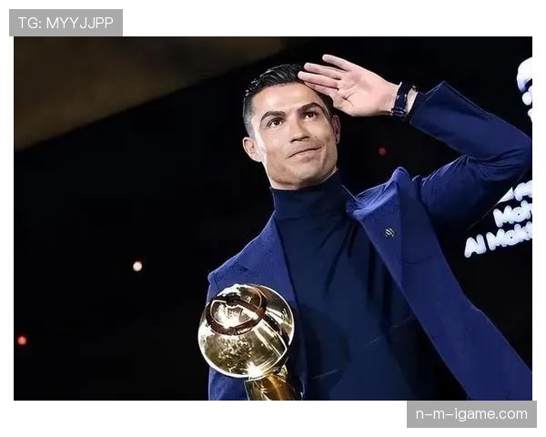 C罗荣膺英超赛季最佳，职业生涯再攀高峰