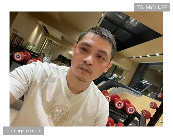 练俊杰训练完直接啃鸡腿？这自律和放纵的切换也太真实了